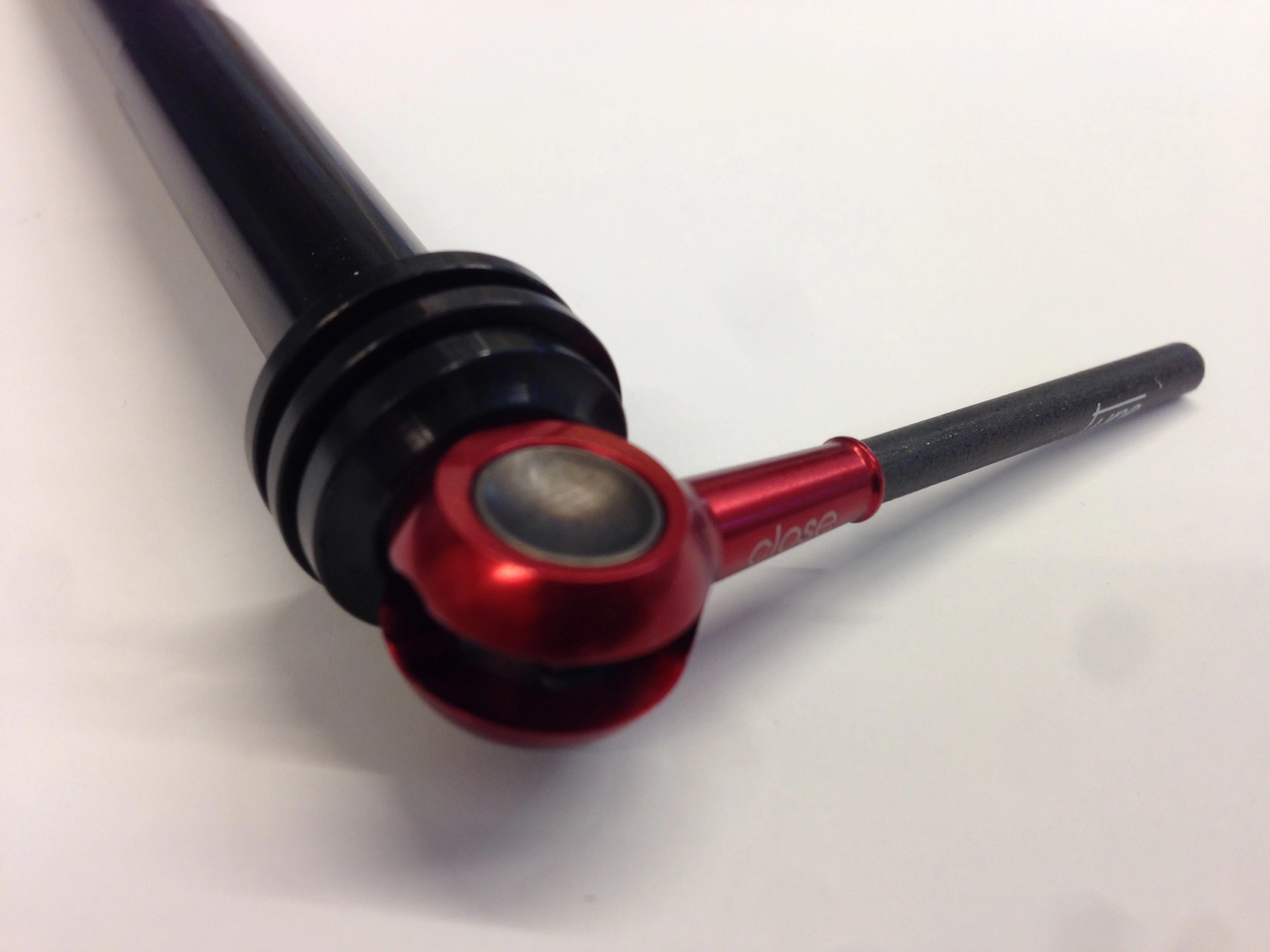 Tune DC 12 Rot Shimano E-Thru Steckachse 12x142mm 4 Tune DC 12 Rot Shimano E-Thru Steckachse 12x142mm – Bild 2